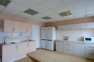 Kuchyňa alebo kuchynka v ubytovaní Hostel Podolski Plus