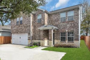 una casa de ladrillo con entrada y garaje en *Heart of Houston* Pet friendly/14ppl/4br/2.5b, en Houston