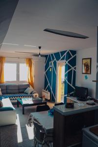 ein Wohnzimmer mit einem Sofa und einem Tisch in der Unterkunft Apartment Benjo in Sarajevo