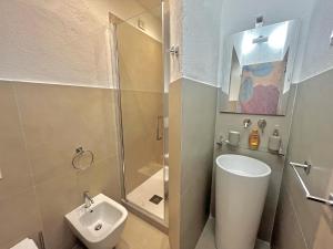 ジェノヴァにあるHappy Family Apartments Giustinianiのシャワー、トイレ、洗面台を備えたバスルーム