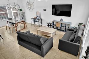 Una sala de estar con dos sofás y un televisor. en *Heart of Houston* Pet friendly/14ppl/4br/2.5b, en Houston
