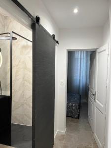 a bathroom with a sliding shower door in a room at Logis centre historique 4 personnes - Soleil Levant La Ciotat in La Ciotat