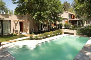 A piscina localizada em Heura Petit Hotel ou nos arredores