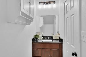 un baño con lavabo y espejo en *Heart of Houston* Pet friendly/14ppl/4br/2.5b, en Houston 19 fotos más