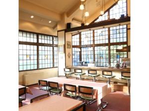 Zimmer mit einem Tisch, Stühlen und Fenstern in der Unterkunft Hotel Mount Shiga - Vacation STAY 95300v in Yamanouchi