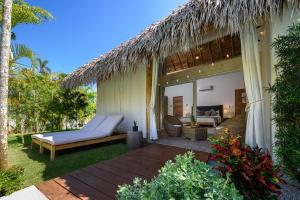 eine Terrasse einer Villa mit einem Sofa und einem Tisch in der Unterkunft TAKUMA BOUTIK HOTEL in Las Terrenas