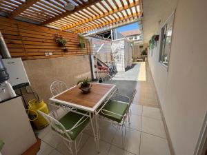 Habitación con patio con mesa y sillas. en Hostal del Rosario La Serena en La Serena