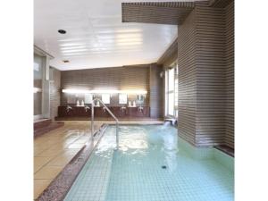Hotel Mount Shiga - Vacation STAY 95224v في يامانوتشي: مسبح كبير في غرفة مع