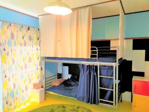 ein Schlafzimmer mit einem Etagenbett und einem Vorhang in der Unterkunft Soma City - House - Vacation STAY 15643 