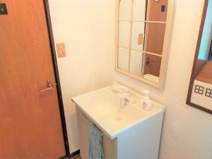ein Bad mit einem Waschbecken und einem Spiegel in der Unterkunft Soma City - House - Vacation STAY 15643 