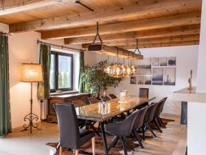 un comedor con una mesa larga y sillas en Exclusive Villa Tirol, en Fieberbrunn