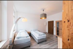 een kamer met 2 bedden en een lamp bij Castle View Appartment in Neurenberg