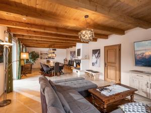 sala de estar con sofá y mesa en Exclusive Villa Tirol, en Fieberbrunn