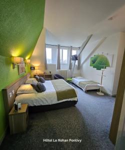 Postel nebo postele na pokoji v ubytování Hôtel Le Rohan Charme et Caractère
