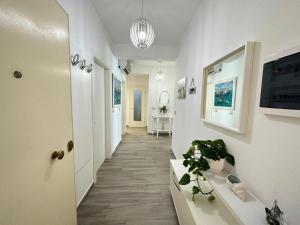 un couloir avec des murs blancs et un couloir avec un couloir dans l'établissement Alma's Home, à Vlorë
