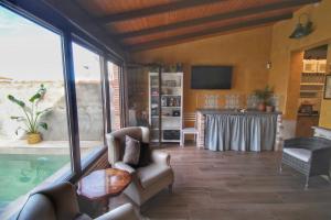 a living room with a couch and a table at Casa de Vivar a 5 minutos de Puy du Fou in Cobisa