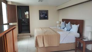 オアハカにあるホテル カサ アンティグアのベッドとバルコニー付きのホテルルーム