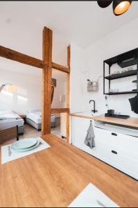 cocina y sala de estar con mesa y fregadero en Castle View Appartment, en Núremberg