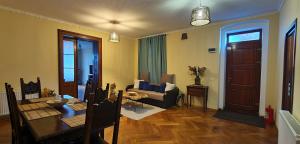 sala de estar con mesa de comedor y sofá en Schei apartments, en Brasov