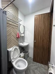 ein Bad mit einem WC und einem Waschbecken in der Unterkunft C.J Apartments in Olongapo