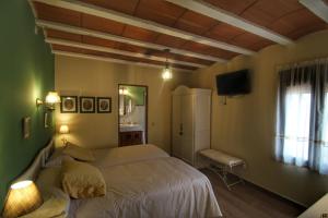1 dormitorio con 1 cama grande y espejo en Casa de Vivar a 5 minutos de Puy du Fou, en Cobisa