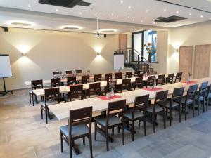 un gran comedor con mesas y sillas en Landgasthof Niebler, en Adelsdorf