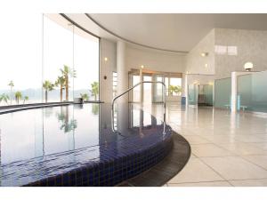 una gran piscina en un edificio con una gran ventana en Hotel Alegria Gardens Amakusa - Vacation STAY 40453v en Amakusamachi