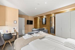 - une chambre avec un grand lit et un bureau dans l'établissement Coy Apartments Vienna #4, à Vienne