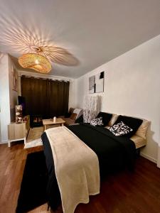 1 dormitorio con 1 cama y 1 sofá en una habitación en "MoonLighT" Gare à 10min de PARIS, WIFI, TERRASSE , PARKING, en Argenteuil