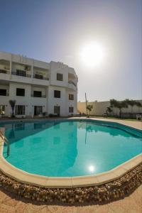 una gran piscina frente a un edificio en La bonita compound, en Hurghada