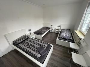 um quarto com duas camas e cadeiras em MonteurHaus Am Airport em Bremen