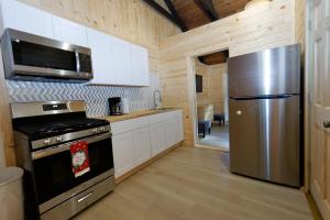 uma cozinha com um fogão e um frigorífico em Matterhorns Hunter Lodge em Hunter