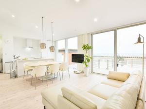 Sala de estar blanca con sofá blanco y mesa en Seagull east coast Awaji - Vacation STAY 21943v en Awaji