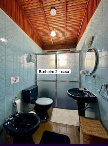 baño con 2 aseos y lavamanos en Recanto Habacuque, en Campos do Jordão