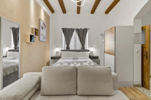 1 dormitorio con 1 cama y 1 sofá en Coy Apartments Vienna #1, en Viena