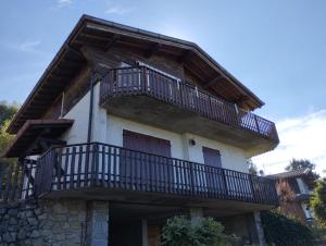 um edifício com uma varanda em cima em Daniela's Home em Selvino