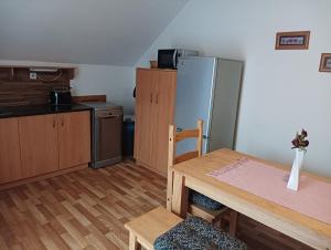 eine kleine Küche mit einem Tisch und einem Kühlschrank in der Unterkunft Ubytování Iris in Dolany