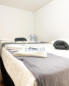 Postel nebo postele na pokoji v ubytování Hotel Lara 10 Curitiba