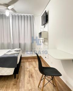 Postel nebo postele na pokoji v ubytování Hotel Lara 10 Curitiba