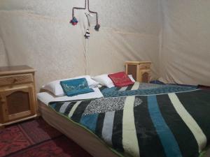 Postel nebo postele na pokoji v ubytování RestCamp ErgChebbi