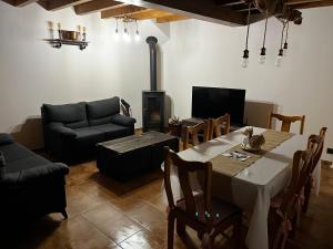 - un salon avec une table et une cheminée dans l'établissement El Rinconcito de Cinderellana, 