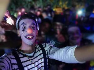 Un homme avec un nez de clown sur le visage dans l'établissement بيت الشباب 22 فبراير ورقلة, à Bordj Lutaud