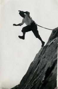 Um homem está a saltar de uma montanha com uma corda. em Moderne Ferienwohnung mit Zugspitzblick em Grainau