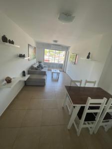 a living room with a table and a couch at HERMOSO DEPARTAMENTO AMUEBLADO EN EL CENTRO DE LP in La Plata