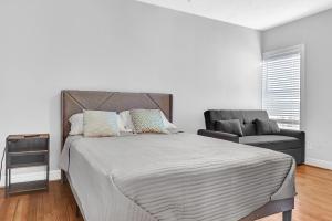 a bedroom with a large bed and a couch at *Sweet Houston*/12ppl/3br/1b in Houston