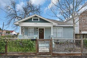 a blue house with a wooden fence at *Sweet Houston*/12ppl/3br/1b in Houston