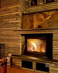 RingsakerLarge cabin with Sjusjøens best view, sauna and ski in out的壁炉内有火