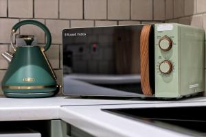 a green toaster sitting on top of a kitchen counter at Liz's 4 Bed House: Close to the Motor Point Arena in Nottingham