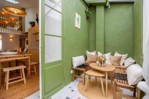 een kamer met een tafel en een groene muur bij ღ Mezzanine • T4 Spacieux, Lumineux et Cosy in La Rochelle +12 foto's