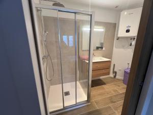 y baño con ducha de cristal y lavabo. en maison t2 avec jaccuzi wifi parking, en Saint-Cyr-sur-Mer